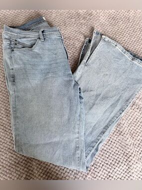 Kensie Vintage Luxe The Savannah Flare Jeans Light Wash Split Hem